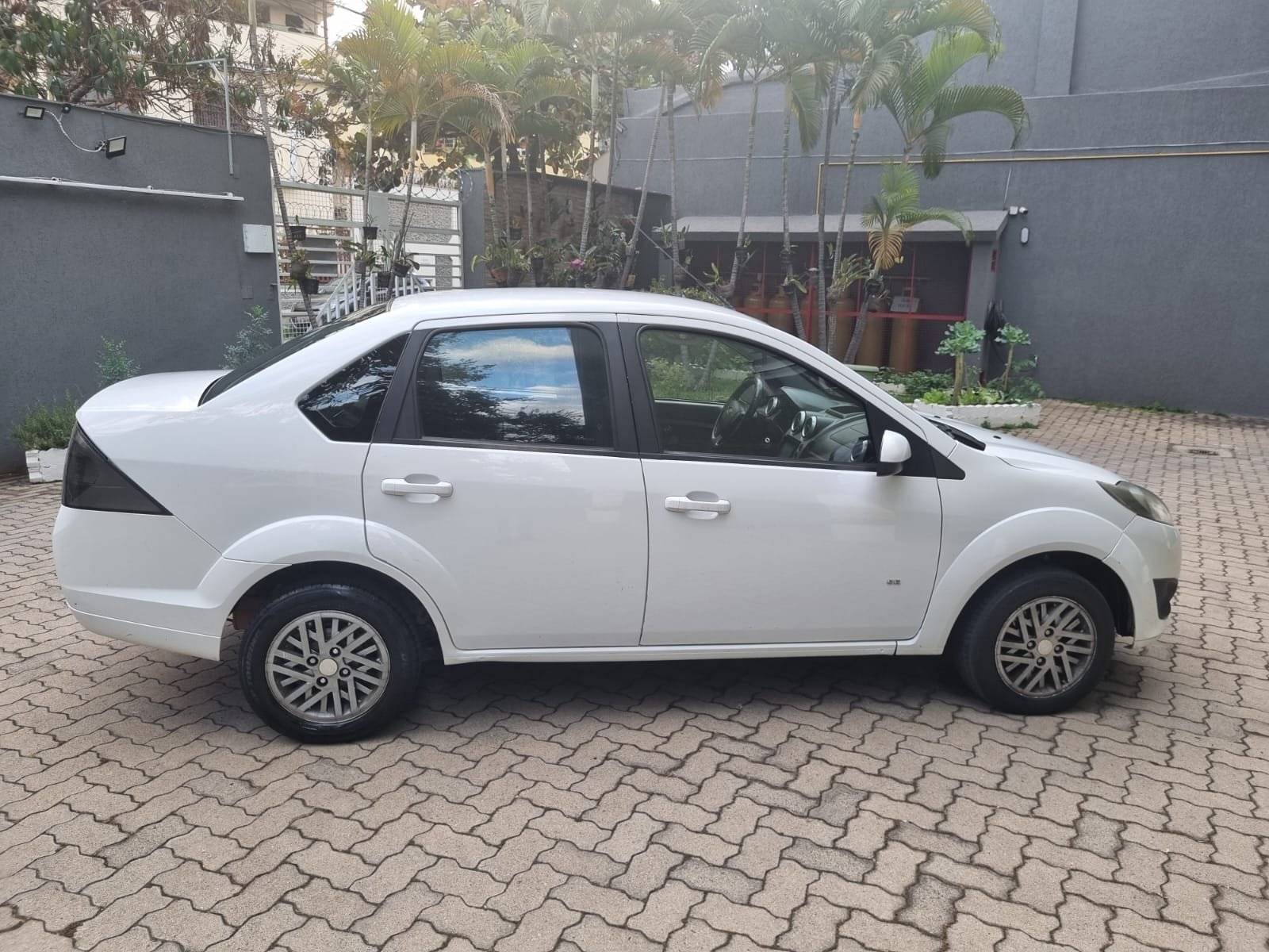 Ford Fiesta 2014 lateral motorista